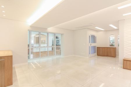 Casa de condomínio à venda com 320m², 7 quartos e 2 vagas Casa de condomínio à venda com 320m², 7 quartos e 2 vagasSala