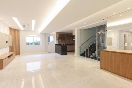 Casa de condomínio à venda com 320m², 7 quartos e 2 vagas Casa de condomínio à venda com 320m², 7 quartos e 2 vagasSala