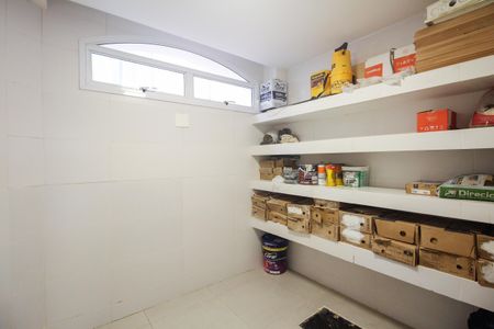 Casa de condomínio à venda com 320m², 7 quartos e 2 vagas Casa de condomínio à venda com 320m², 7 quartos e 2 vagasÁrea de Serviço - Despensa