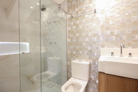 Casa de condomínio à venda com 320m², 7 quartos e 2 vagas Casa de condomínio à venda com 320m², 7 quartos e 2 vagasBanheiro Suíte 6