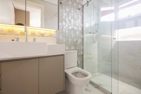 Casa de condomínio à venda com 320m², 7 quartos e 2 vagas Casa de condomínio à venda com 320m², 7 quartos e 2 vagasBanheiro Suíte 4