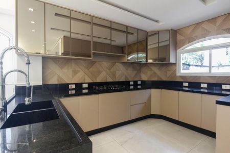 Casa de condomínio à venda com 320m², 7 quartos e 2 vagas Casa de condomínio à venda com 320m², 7 quartos e 2 vagasCozinha