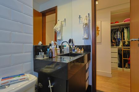 Apartamento à venda com 135m², 3 quartos e 2 vagas Apartamento à venda com 135m², 3 quartos e 2 vagasBanheiro da Suíte