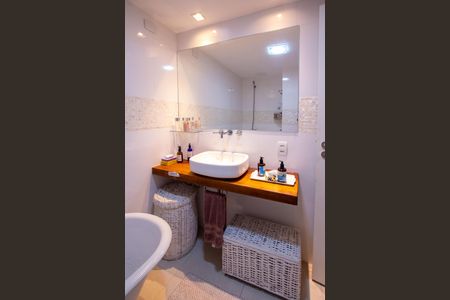 Apartamento à venda com 85m², 2 quartos e 1 vaga Apartamento à venda com 85m², 2 quartos e 1 vagaBanheiro Social