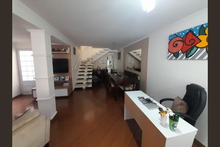 Casa à venda com 210m², 4 quartos e 2 vagas Casa à venda com 210m², 4 quartos e 2 vagasSala