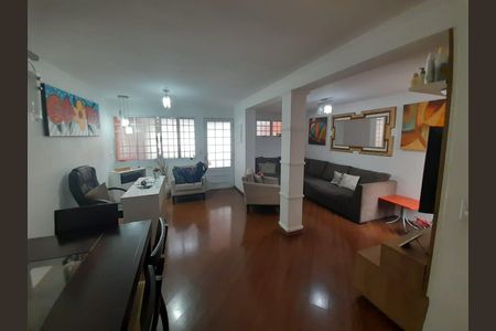 Casa à venda com 210m², 4 quartos e 2 vagas Casa à venda com 210m², 4 quartos e 2 vagasSala
