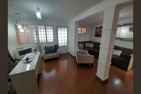 Casa à venda com 210m², 4 quartos e 2 vagas Casa à venda com 210m², 4 quartos e 2 vagasSala