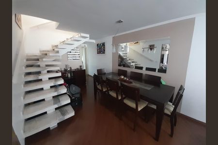 Casa à venda com 210m², 4 quartos e 2 vagas Casa à venda com 210m², 4 quartos e 2 vagasSala
