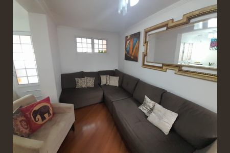 Casa à venda com 210m², 4 quartos e 2 vagas Casa à venda com 210m², 4 quartos e 2 vagasSala