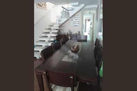 Casa à venda com 210m², 4 quartos e 2 vagas Casa à venda com 210m², 4 quartos e 2 vagasSala