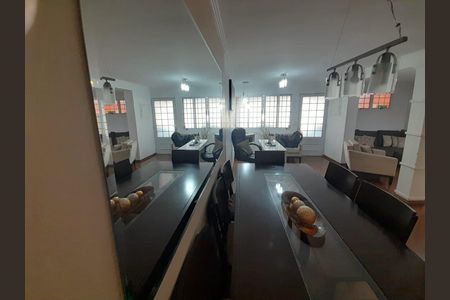 Casa à venda com 210m², 4 quartos e 2 vagas Casa à venda com 210m², 4 quartos e 2 vagasSala