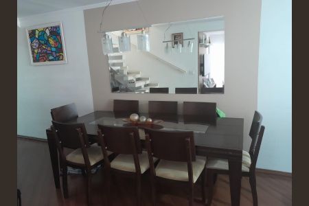 Casa à venda com 210m², 4 quartos e 2 vagas Casa à venda com 210m², 4 quartos e 2 vagasSala