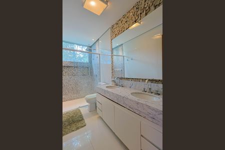 Casa de condomínio à venda com 510m², 4 quartos e 3 vagasBanheiro 2