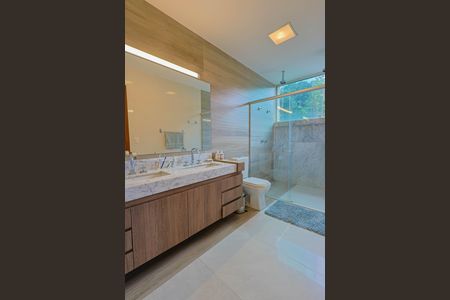 Casa de condomínio à venda com 510m², 4 quartos e 3 vagasBanheiro da Suíte