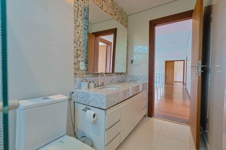 Casa de condomínio à venda com 510m², 4 quartos e 3 vagasBanheiro 2