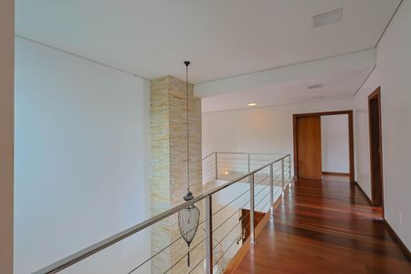 Casa de condomínio à venda com 510m², 4 quartos e 3 vagasCorredor