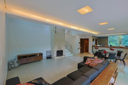 Casa de condomínio à venda com 510m², 4 quartos e 3 vagasSala