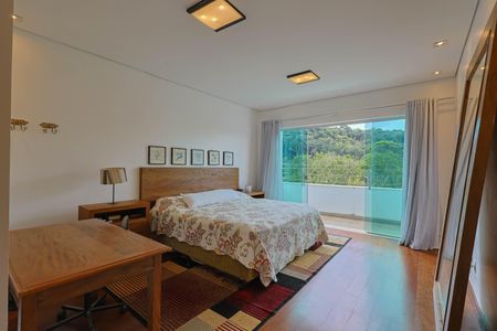 Casa de condomínio à venda com 510m², 4 quartos e 3 vagasSuíte