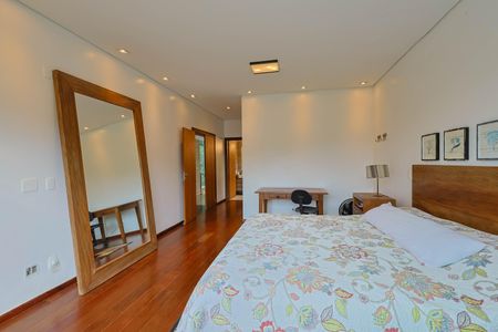 Casa de condomínio à venda com 510m², 4 quartos e 3 vagasSuíte