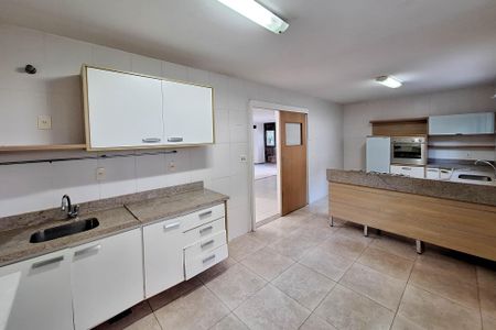 Casa de condomínio para alugar com 337m², 3 quartos e 3 vagasCozinha