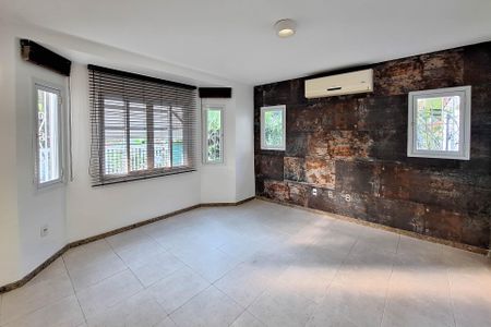 Casa de condomínio para alugar com 337m², 3 quartos e 3 vagasSala