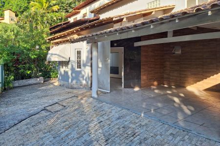 Casa de condomínio para alugar com 337m², 3 quartos e 3 vagasQuintal