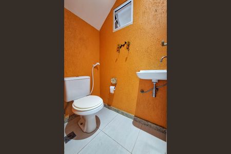 Casa de condomínio para alugar com 337m², 3 quartos e 3 vagasLavabo