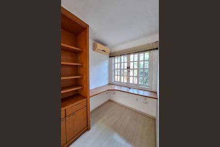 Casa de condomínio para alugar com 337m², 3 quartos e 3 vagasEscritório