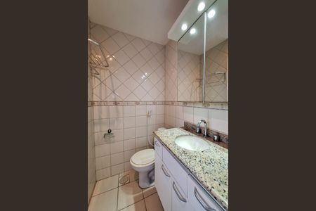 Casa de condomínio para alugar com 337m², 3 quartos e 3 vagasBanheiro da Suíte 2