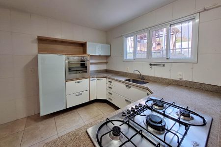 Casa de condomínio para alugar com 337m², 3 quartos e 3 vagasCozinha