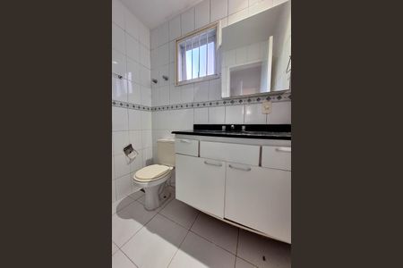 Casa de condomínio para alugar com 337m², 3 quartos e 3 vagasBanheiro da Suíte 1