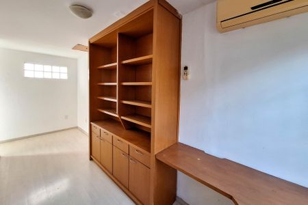 Casa de condomínio para alugar com 337m², 3 quartos e 3 vagasEscritório