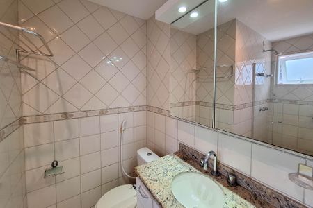 Casa de condomínio para alugar com 337m², 3 quartos e 3 vagasBanheiro da Suíte 2