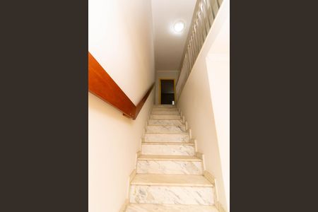 Casa à venda com 330m², 3 quartos e 2 vagas Casa à venda com 330m², 3 quartos e 2 vagasEscada