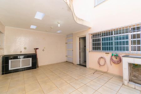 Casa à venda com 330m², 3 quartos e 2 vagas Casa à venda com 330m², 3 quartos e 2 vagasQuintal