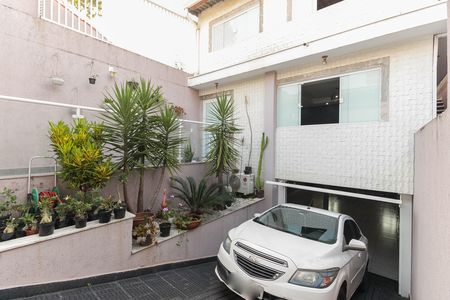 Casa à venda com 600m², 5 quartos e 6 vagas Casa à venda com 600m², 5 quartos e 6 vagasFachada