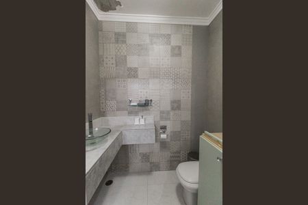 Casa à venda com 600m², 5 quartos e 6 vagas Casa à venda com 600m², 5 quartos e 6 vagasBanheiro de serviço