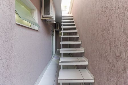Casa à venda com 600m², 5 quartos e 6 vagas Casa à venda com 600m², 5 quartos e 6 vagasEscada Externa