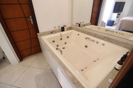 Casa de condomínio à venda com 370m², 4 quartos e 1 vagaQuarto 4 - Banheira