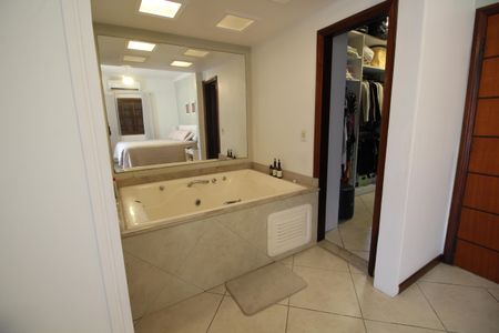 Casa de condomínio à venda com 370m², 4 quartos e 1 vagaQuarto 4 - Banheira