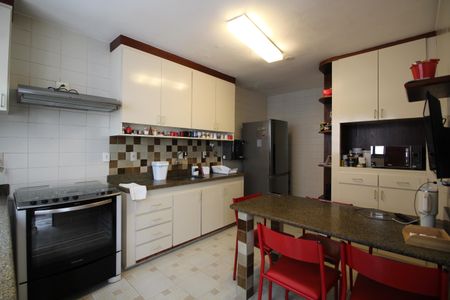 Casa de condomínio à venda com 370m², 4 quartos e 1 vagaCozinha