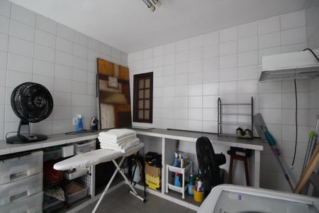 Casa de condomínio à venda com 370m², 4 quartos e 1 vagaÁrea de Serviço