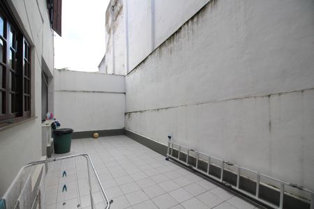 Casa de condomínio à venda com 370m², 4 quartos e 1 vagaFundos