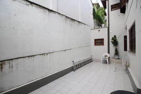 Casa de condomínio à venda com 370m², 4 quartos e 1 vagaFundos