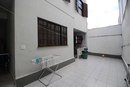 Casa de condomínio à venda com 370m², 4 quartos e 1 vagaFundos