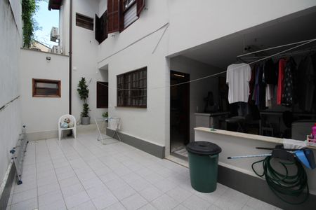 Casa de condomínio à venda com 370m², 4 quartos e 1 vagaFundos