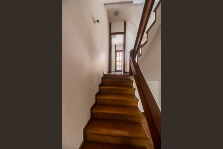 Casa de condomínio à venda com 380m², 4 quartos e 4 vagasEscada