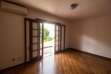 Casa de condomínio à venda com 380m², 4 quartos e 4 vagasSuíte master