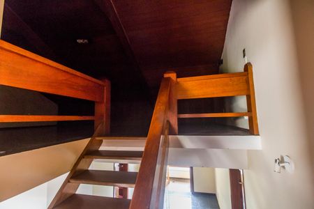 Casa de condomínio à venda com 380m², 4 quartos e 4 vagasEscada