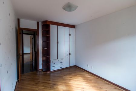 Casa de condomínio à venda com 380m², 4 quartos e 4 vagasSuíte 2